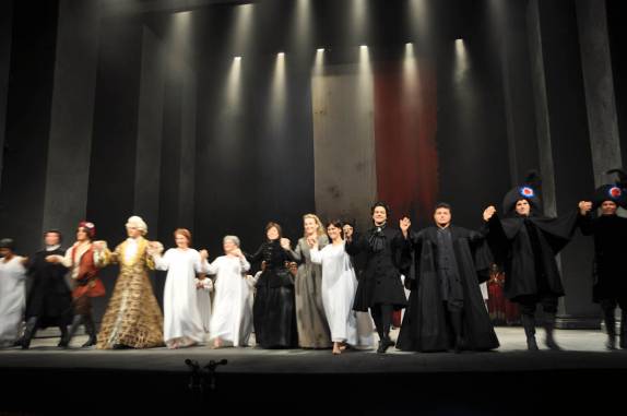 Final da ópera Diálogo das Carmelitas, em Manaus - AM
